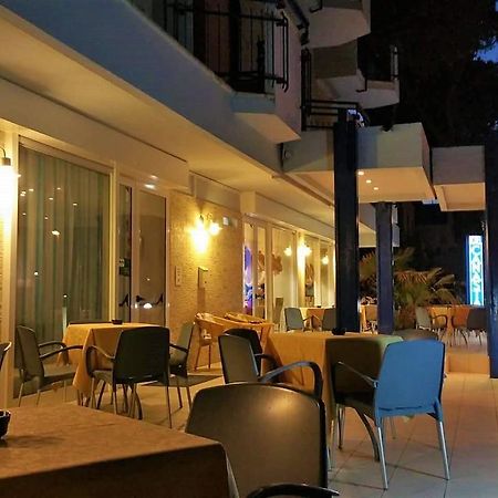 Hotel Canasta Riccione Exteriör bild