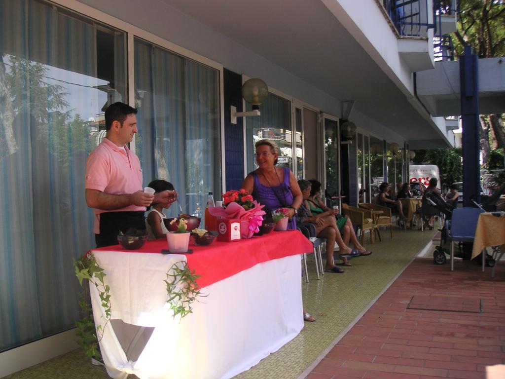 Hotel Canasta Riccione Exteriör bild