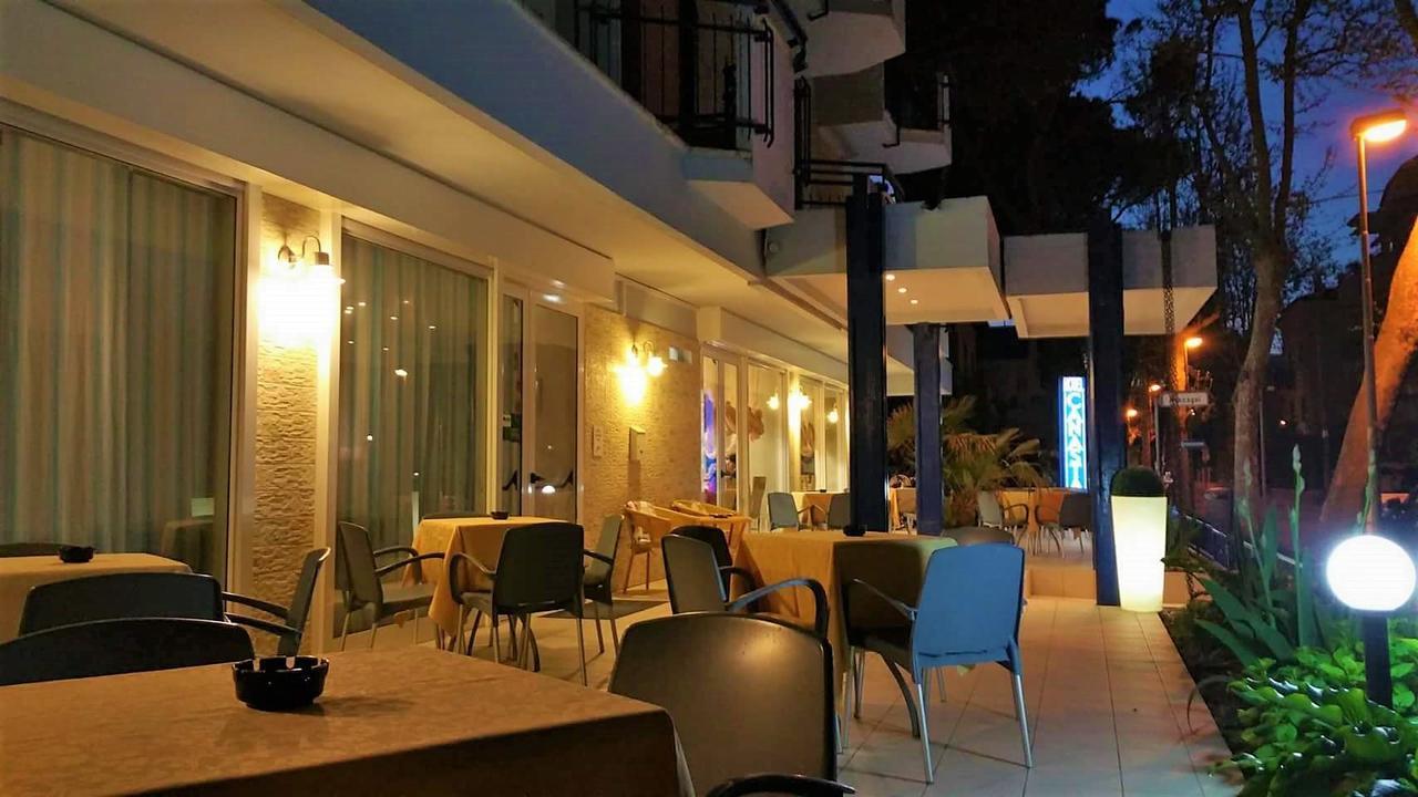 Hotel Canasta Riccione Exteriör bild