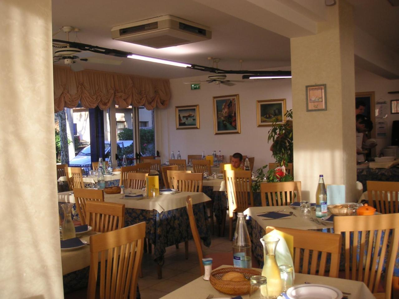 Hotel Canasta Riccione Exteriör bild