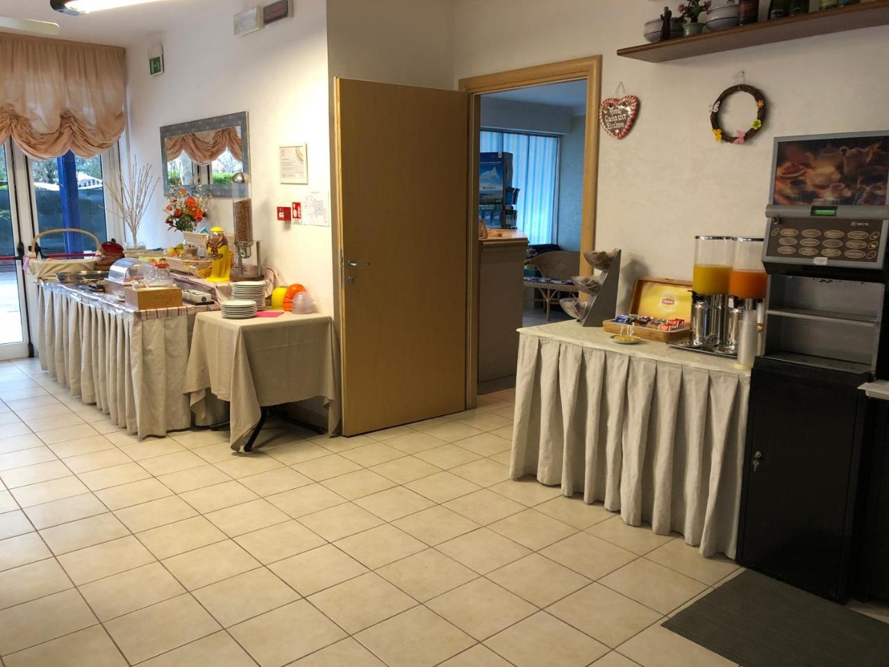 Hotel Canasta Riccione Exteriör bild